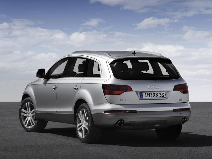 奥迪q72.0t7座(奥迪q720t口碑)