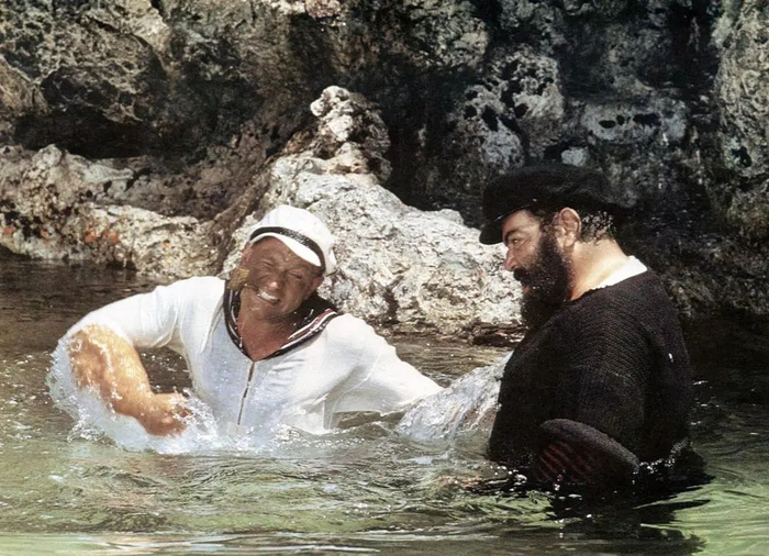 常年亏损却拍了近百部电影,他是好莱坞最大的谜团