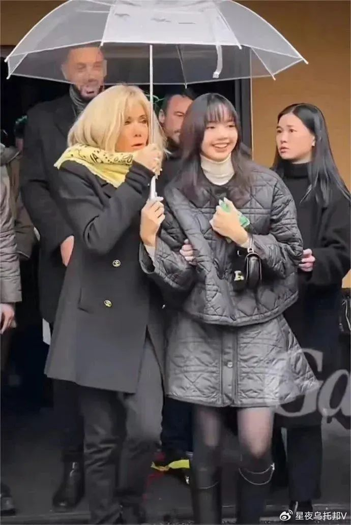 Lisa是变性人？其私部照片曝光，看呆3亿网友...|第一夫人|法国|疯马秀|娱乐负面|公子_新浪娱乐_新浪新闻