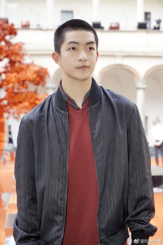 看到屈楚萧受品牌邀请作为大陆地区唯一艺人启程巴黎看秀