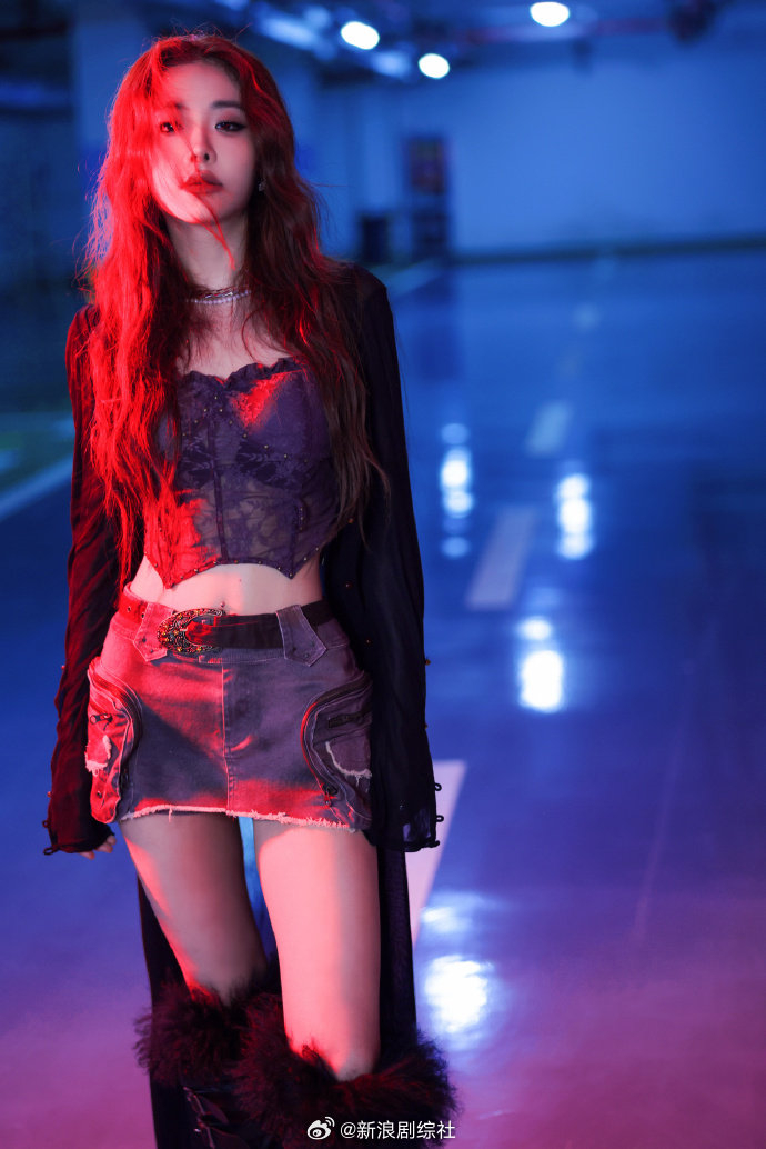 喻言今日份演出舞台造型释出~ 黑色外套 紫色薄纱吊带