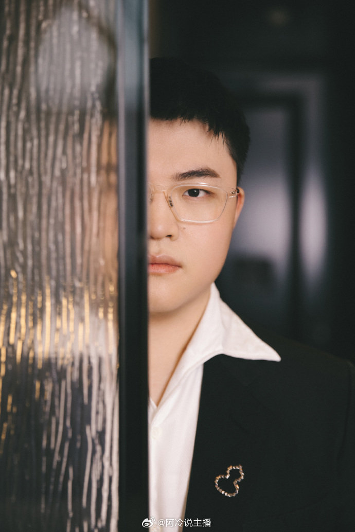 uzi参加微博活动定妆照于流光溢彩中惊鸿一瞥