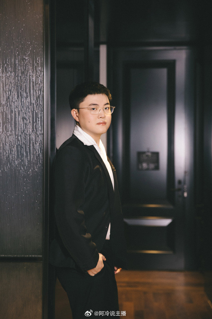 uzi参加微博活动定妆照于流光溢彩中惊鸿一瞥