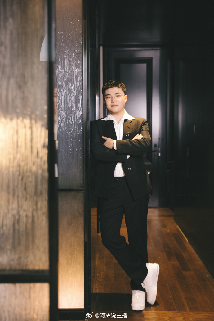 uzi参加微博活动定妆照于流光溢彩中惊鸿一瞥