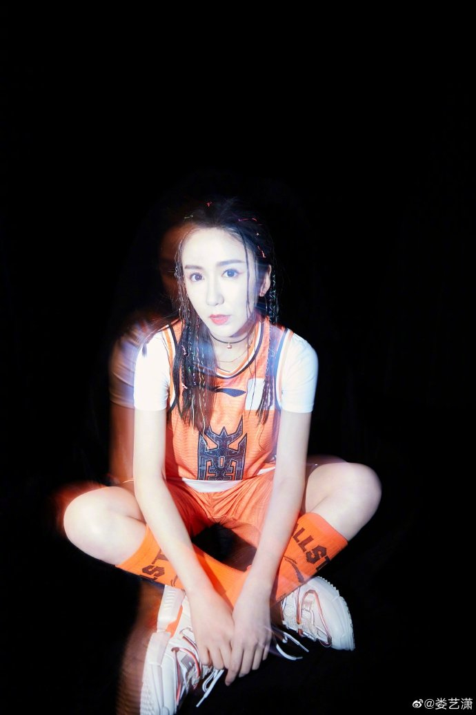 娄艺潇穿运动服扎脏辫儿 青春阳光少女感十足