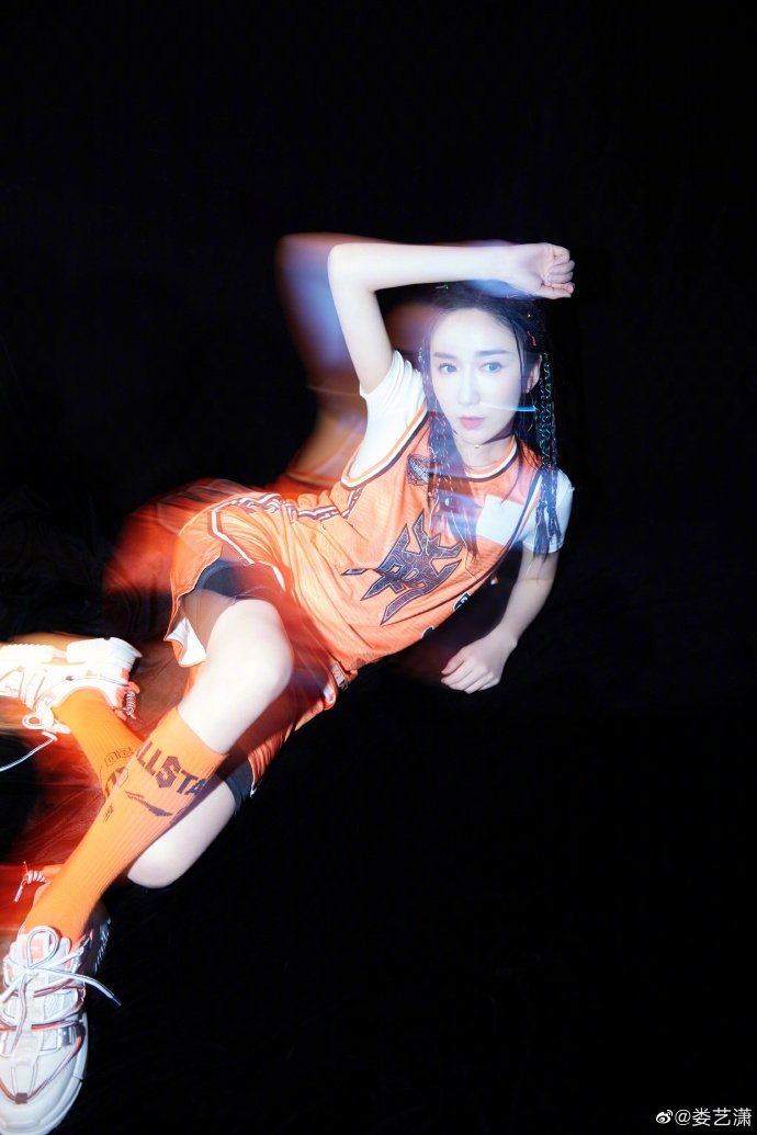 娄艺潇穿运动服扎脏辫儿 青春阳光少女感十足