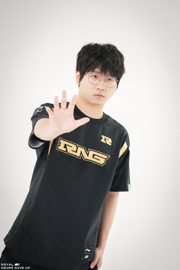 Tomorrow's Rng @RNG电子竞技俱乐部 更新定妆照拍摄花絮__财经头条