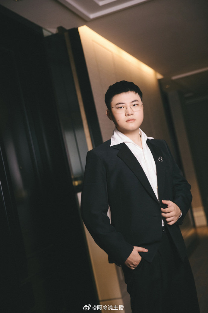 uzi参加微博活动定妆照:于流光溢彩中惊鸿一瞥……__财经头条