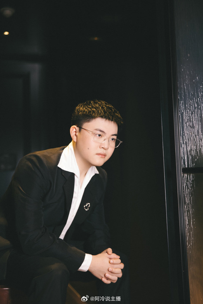 uzi参加微博活动定妆照:于流光溢彩中惊鸿一瞥……__财经头条