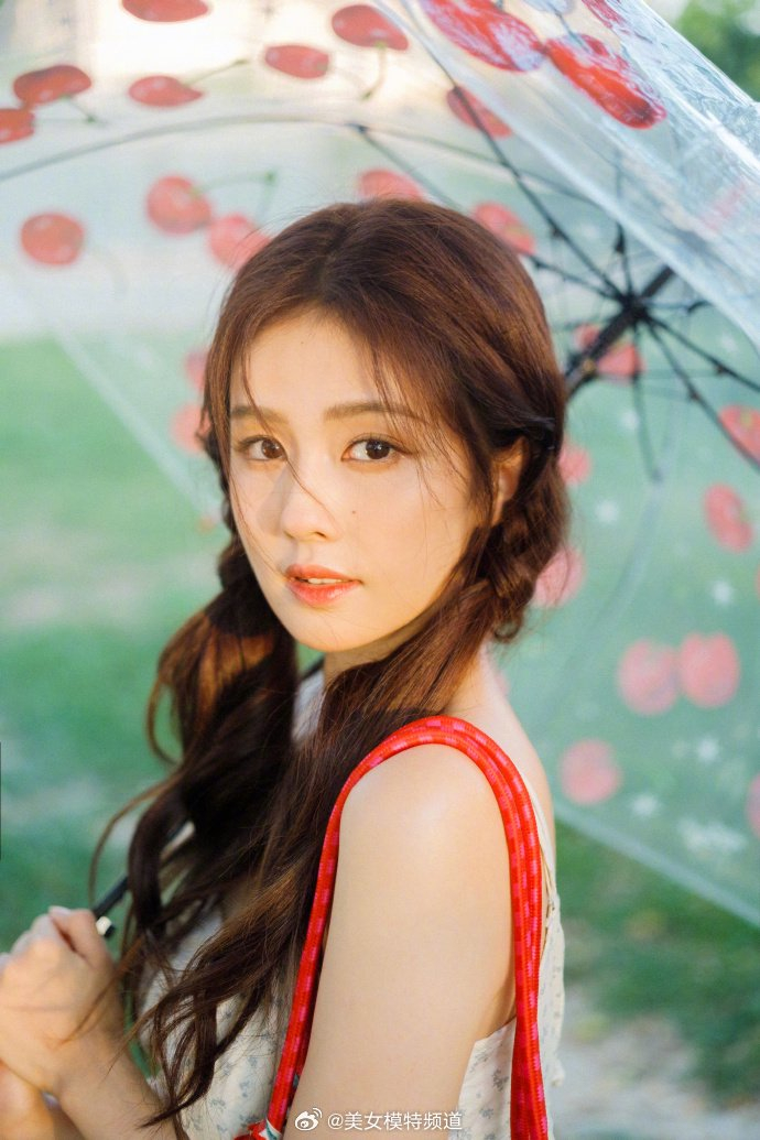 白鹿库存美照清新自然穿碎花裙扎双马尾可爱似少女