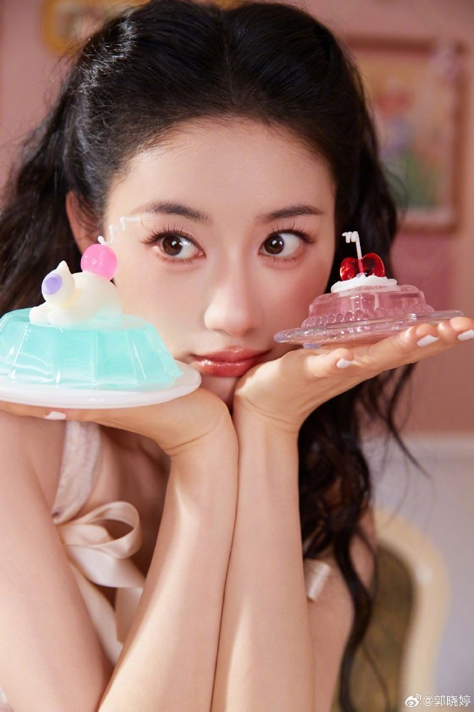 这组粉红甜心的造型甜度爆表猫耳长发搭配蓬松蛋糕裙