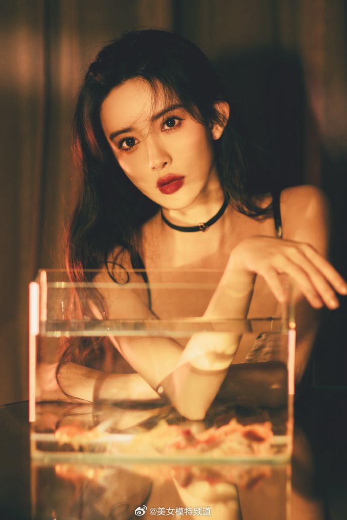 孟子义港风复古光影写真照 深v吊带一抹红唇性感十足__财经头条