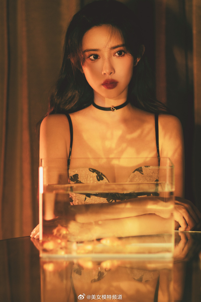 孟子义港风复古光影写真照 深v吊带一抹红唇性感十足__财经头条