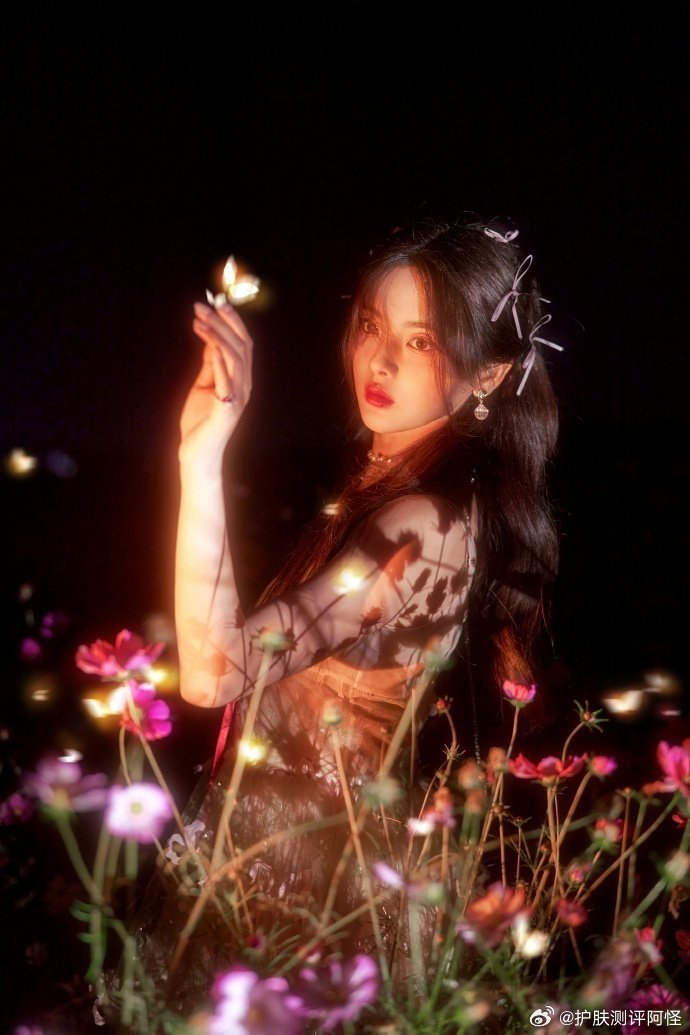如同一位美丽的仙女在花海中漫步