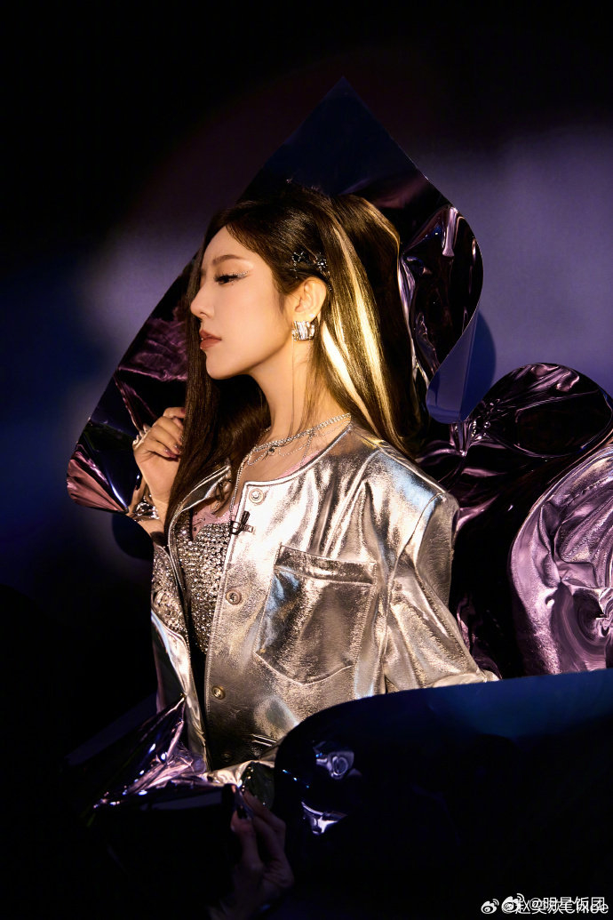 碎钻吊带和银色皮衣,让赵奕欢成为人群中的焦点