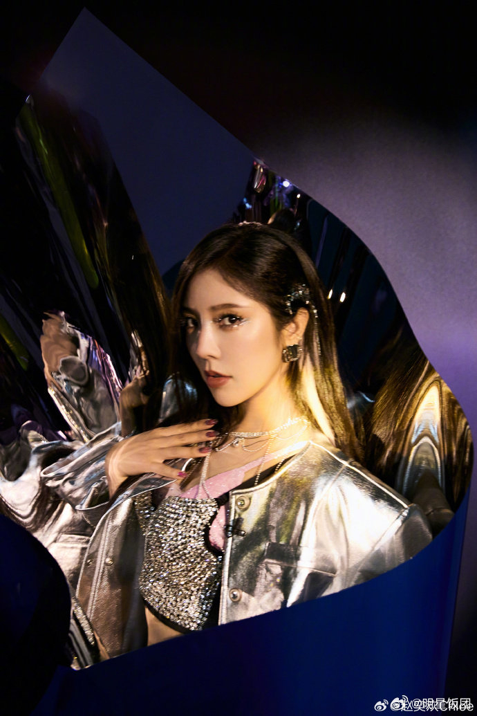碎钻吊带和银色皮衣,让赵奕欢成为人群中的焦点