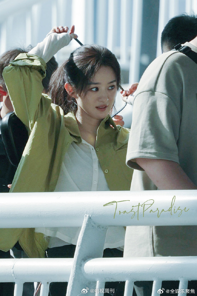 赵丽颖新剧《在人间》路透照曝光,清新果绿色衬衫搭配高马尾,美得令人