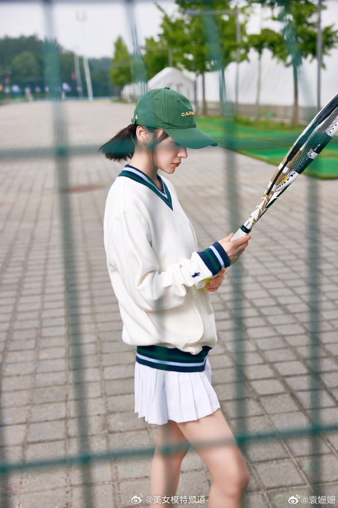 袁姗姗穿白卫衣网球裙青春靓丽