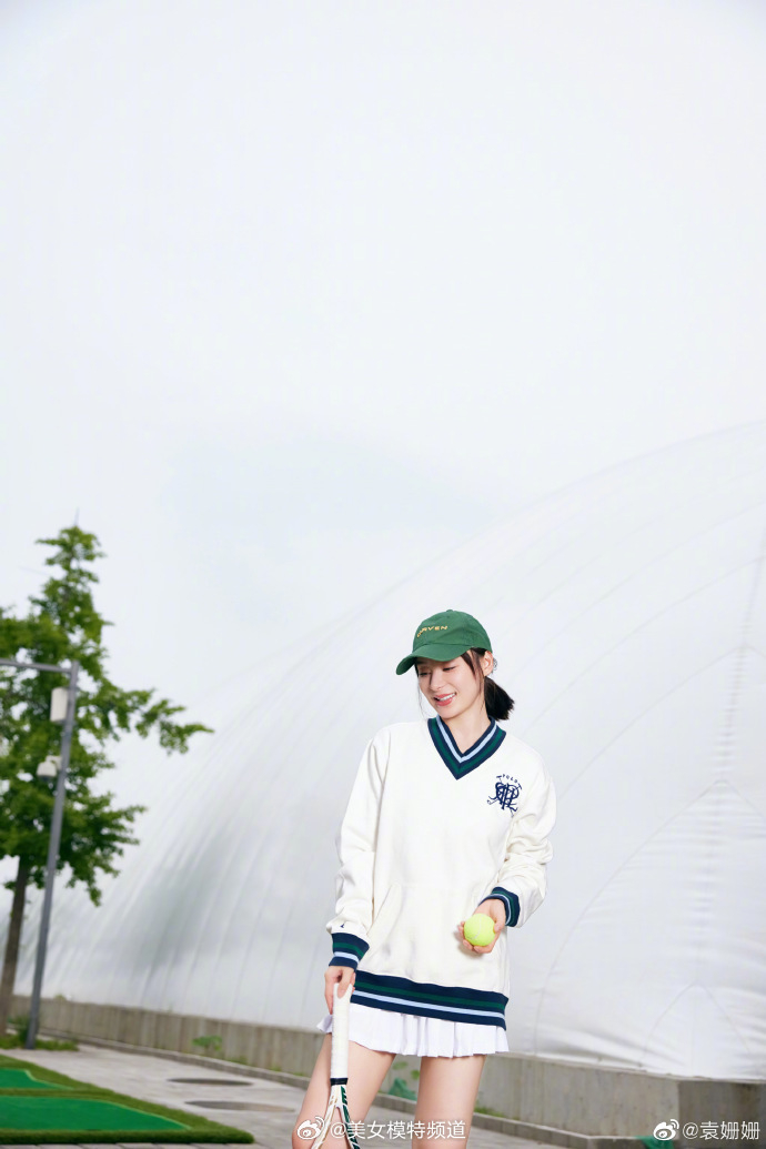 袁姗姗穿白卫衣网球裙青春靓丽