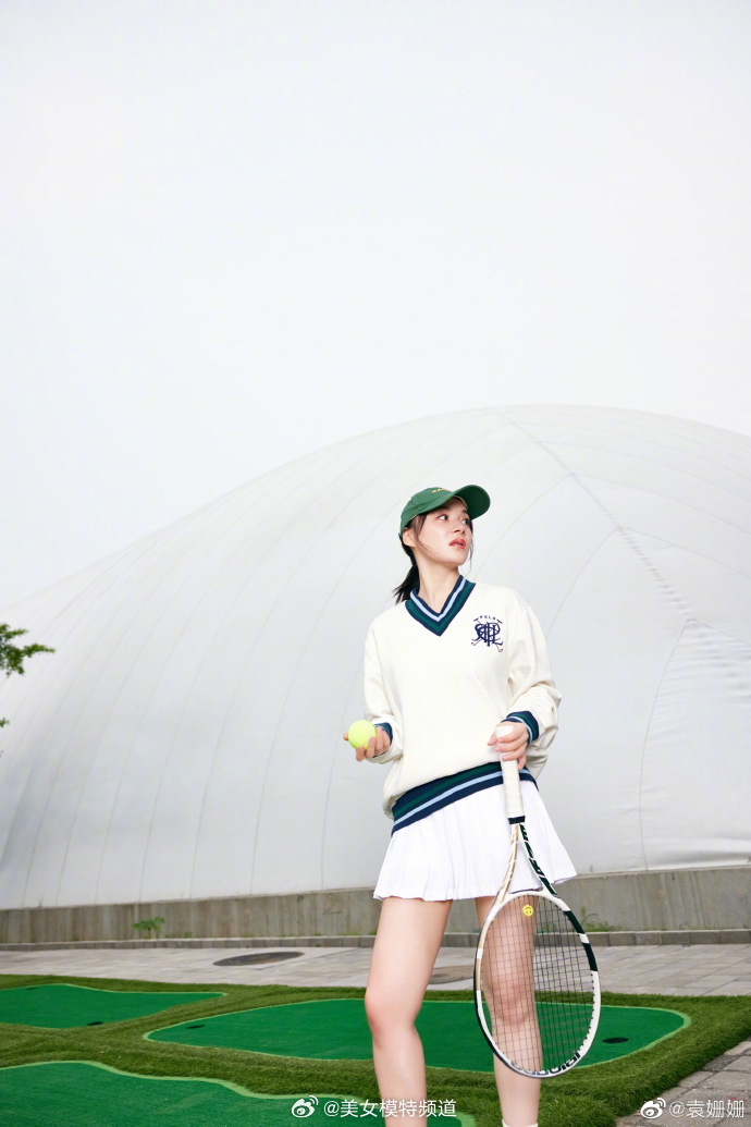 袁姗姗穿白卫衣网球裙青春靓丽