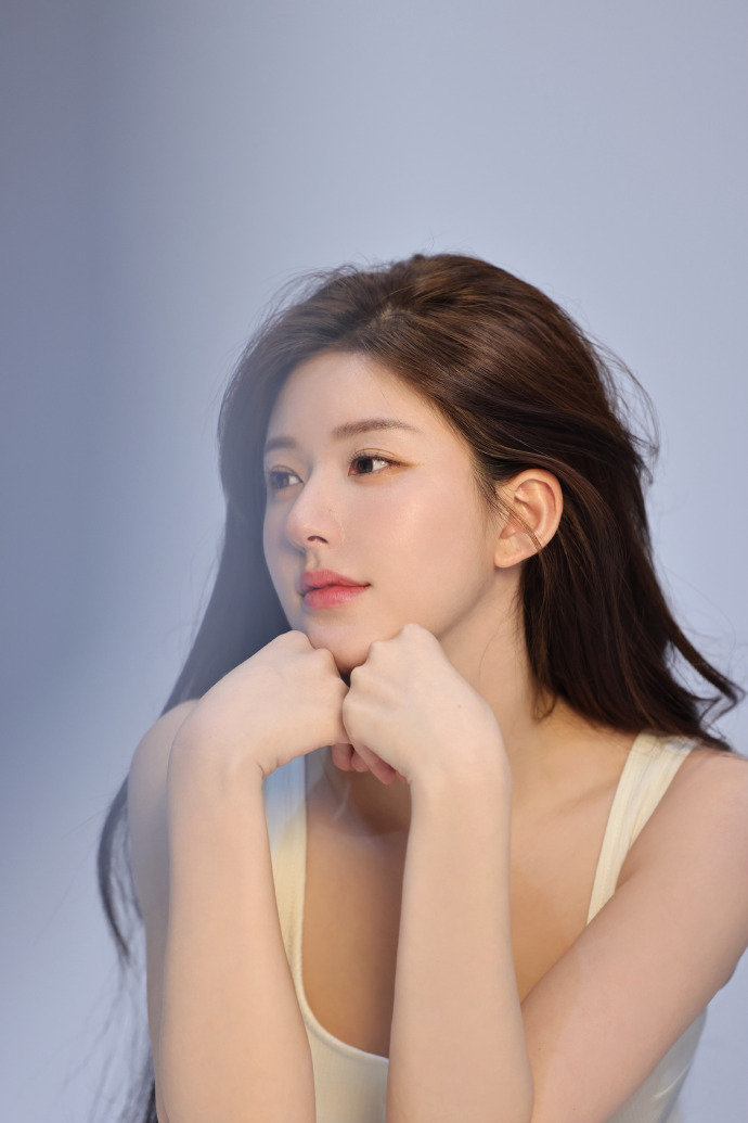 赵露思工作室晒出了赵露思最新工作花絮图