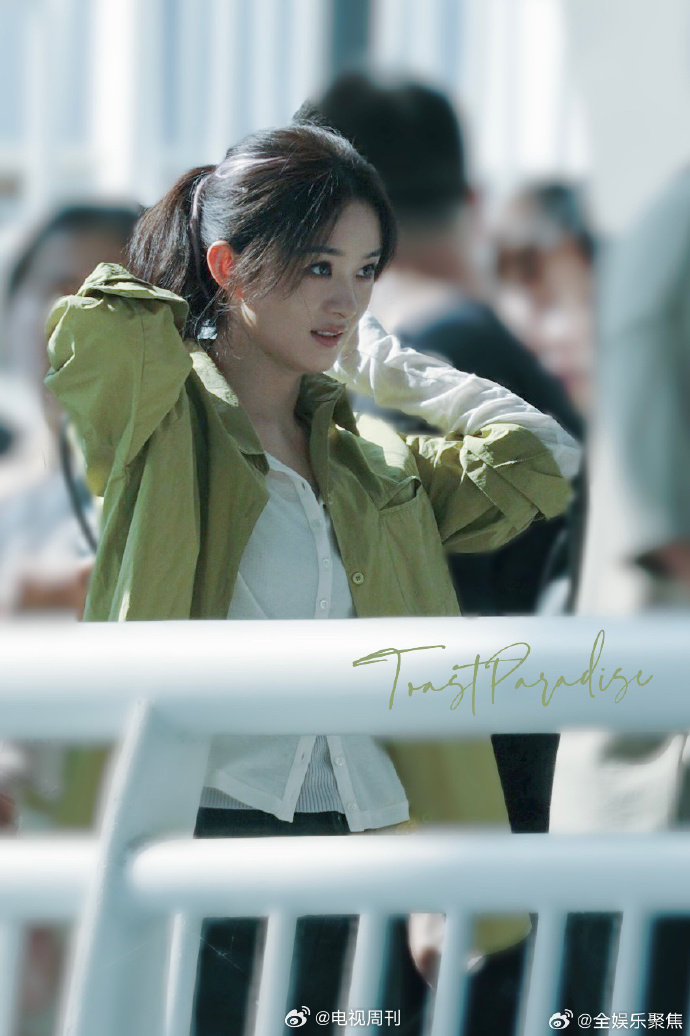 赵丽颖新剧《在人间》路透照曝光,清新果绿色衬衫搭配高马尾,美得令人