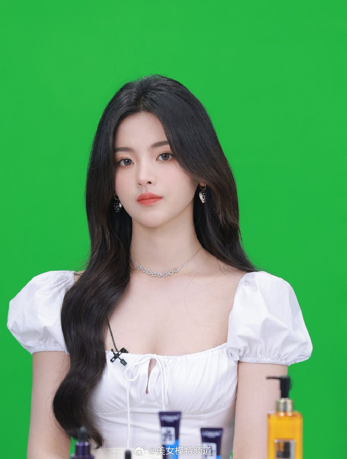 杨超越蓬蓬裙披肩美发显温柔嘴角一抹浅笑灵动可爱