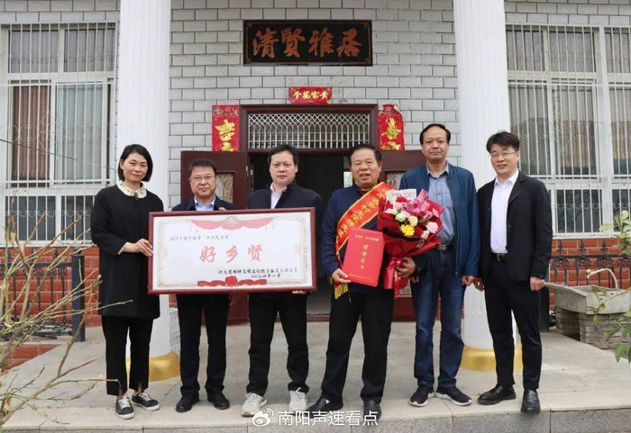 南阳登门送荣誉致敬好榜样