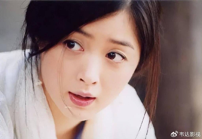 因为父母的原因,蒋欣还没有到上学的年纪,便就和全家搬到了兰州生活.