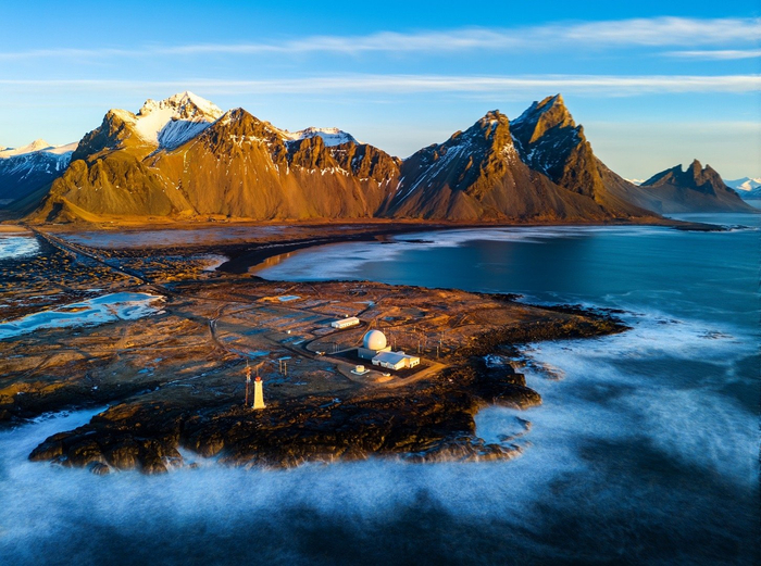 金色月落,彩霞满天,早上的冰岛蝙蝠山,油画般的美丽