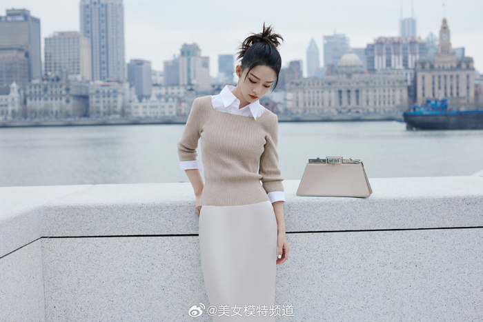 李沁灰白色彩穿搭