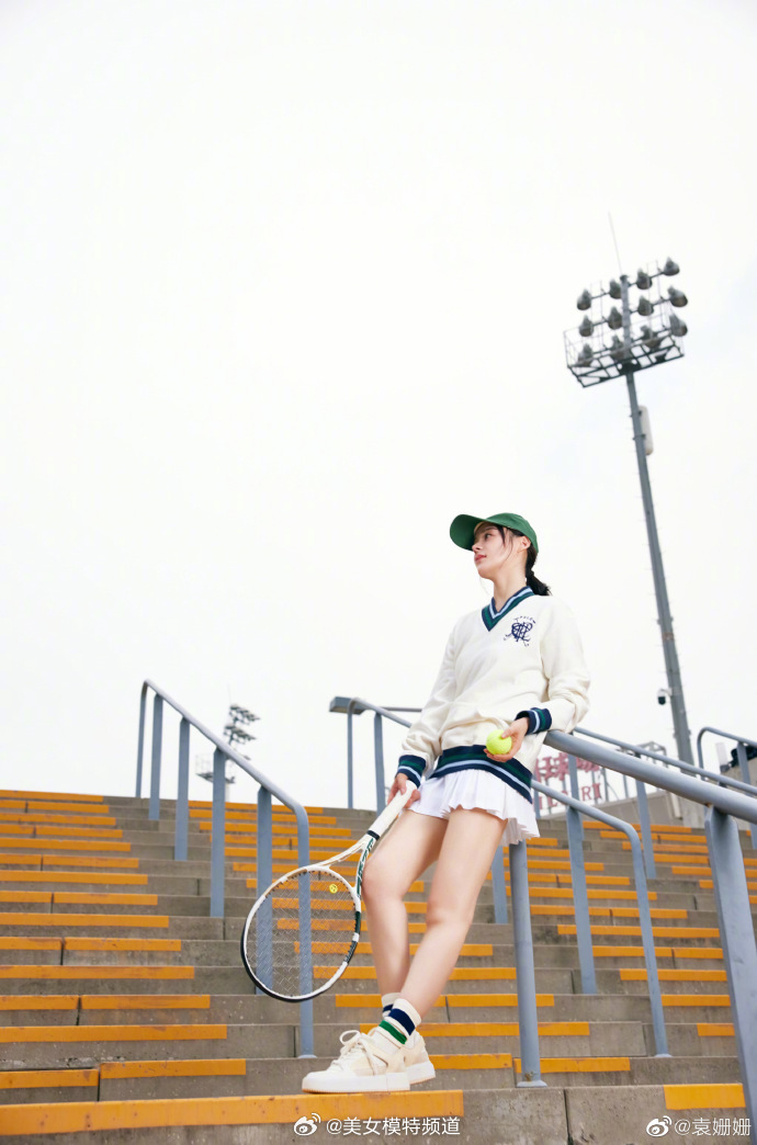 袁姗姗穿白卫衣网球裙青春靓丽