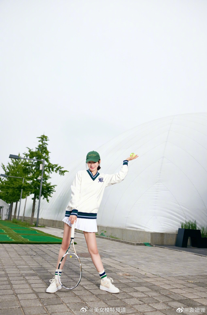 袁姗姗穿白卫衣网球裙青春靓丽