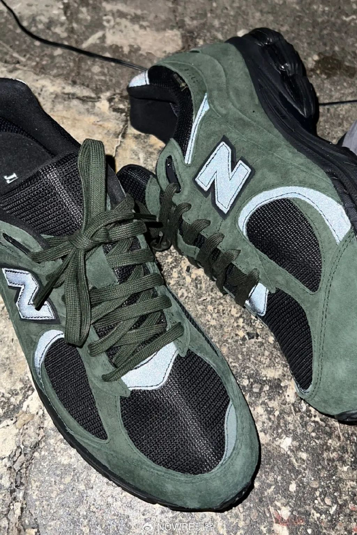 去年曝光的这双联名 new balance 2002r 鞋款,终于亮相了!