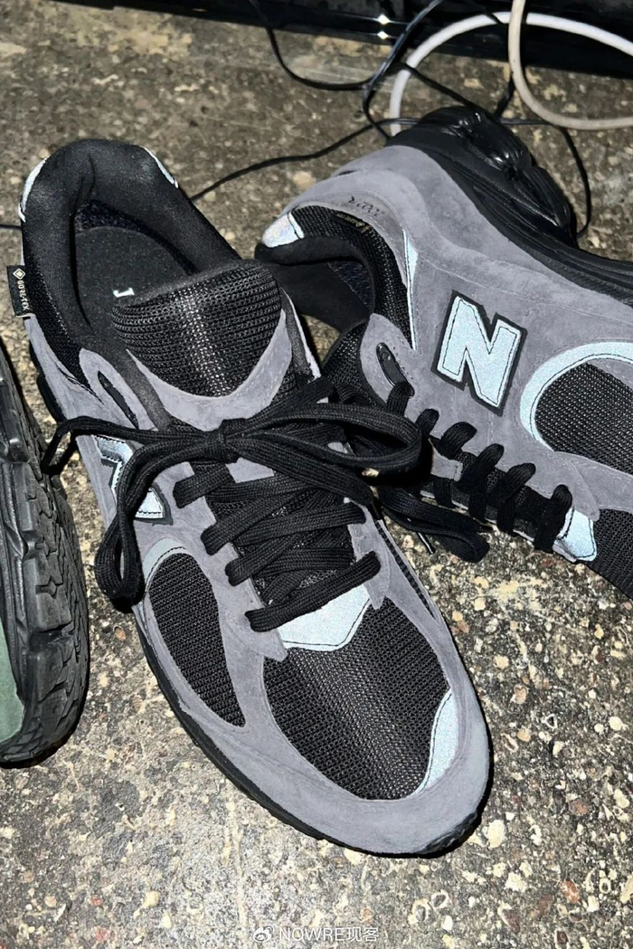 去年曝光的这双联名 new balance 2002r 鞋款,终于亮相了!