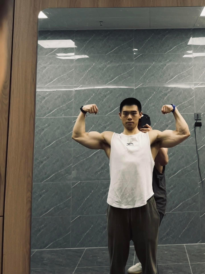 四川绵阳的肌肉帅哥有人喜欢憨憨长相的男生吗图winner