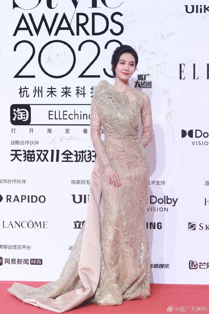 杭州这一夜,李思思抢话筒,张雨绮虎背,娜扎一露肚风情就出来了|李思思