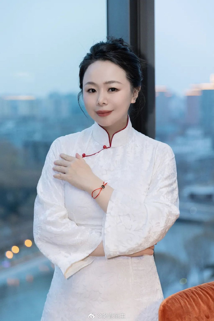郭晶晶过年戴金色猎豹项链,龙年戴什么珠宝,好运又?