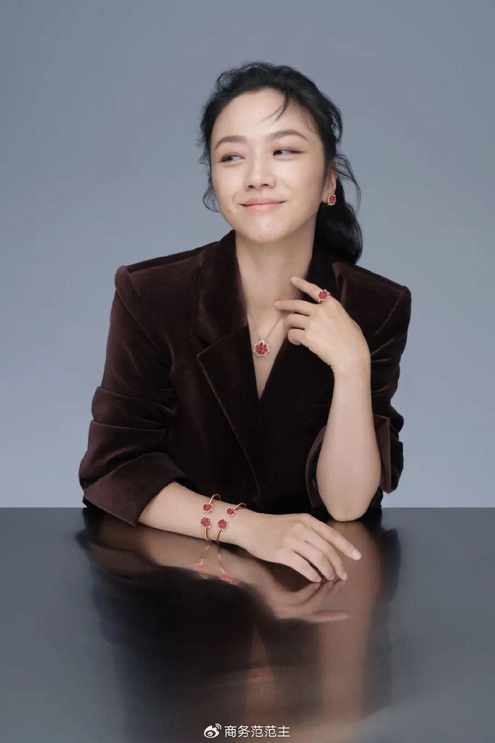 郭晶晶过年戴金色猎豹项链,龙年戴什么珠宝,好运又招财?