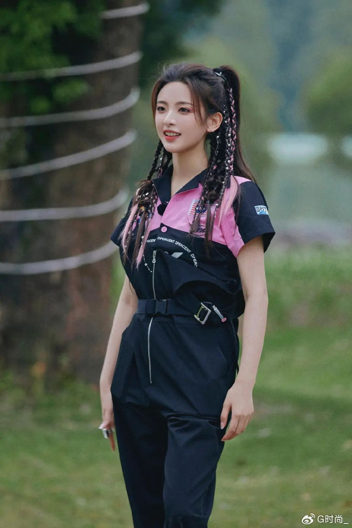 杨超越综艺最新穿搭三则简单的t恤穿出不同的元气超有活力的