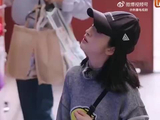 异国旅行逛集市，林依晨买东西从不讲价，更看重旅途纪念，不为价格拉扯