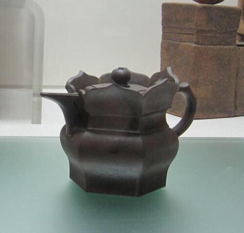 茶具文物馆是香港艺术馆的分馆，基本藏品由罗桂祥博士捐赠