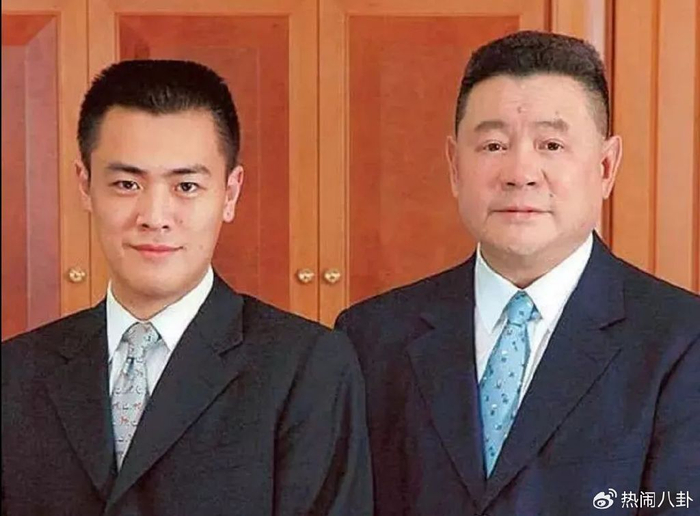 71岁刘銮雄突然宣布,全部财产转给儿子刘鸣炜,联手将甘比踢出局
