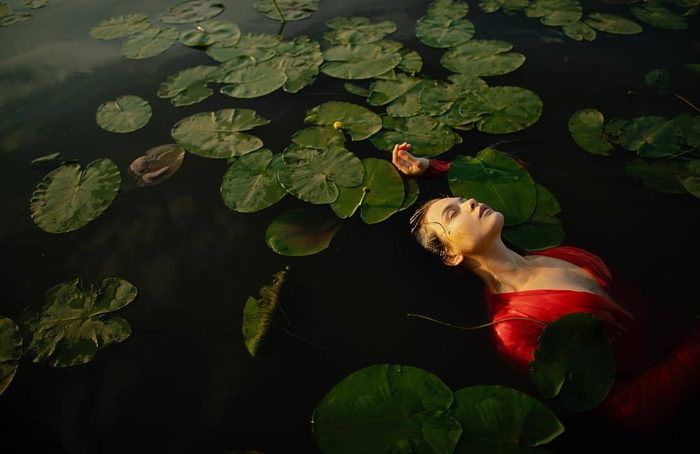 水中的唯美人像摄影丨xeniezasetskaya