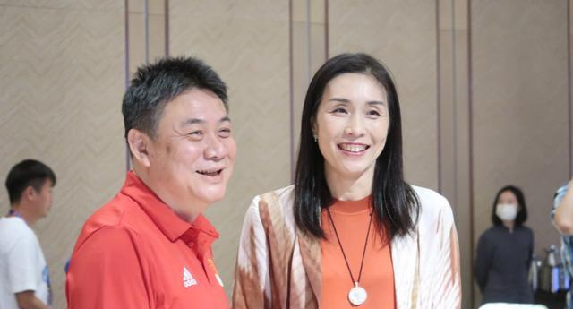 魏秋月和丈夫团聚3代女排队长同赴晚宴李盈莹率队冲击8连胜
