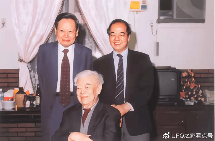 同为诺奖得主,爱因斯坦和杨振宁的理论,哪个更伟大?