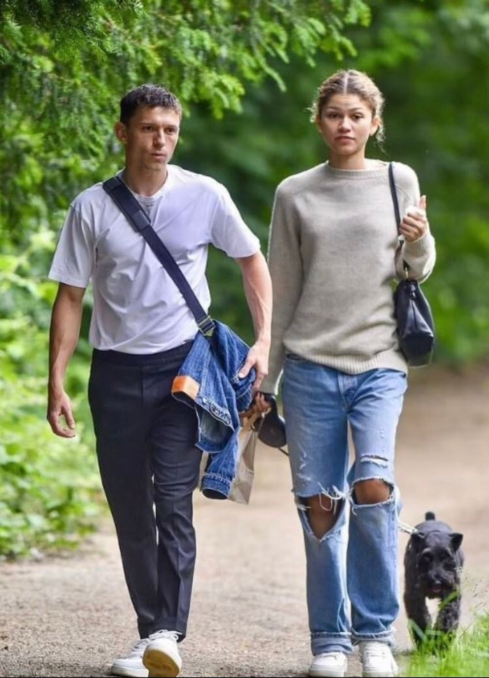 荷兰弟和赞达亚前几天在伦敦遛狗街拍