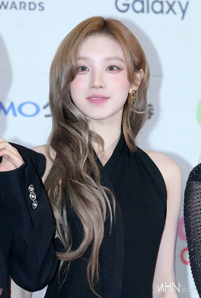 宋雨琦mama红毯造型95 fendi2024春夏系列裙装搭配浅棕发色