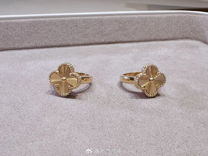 她买了红色四叶草项链,耳钉和手链,我则入手了一个金色四叶草戒指↓同