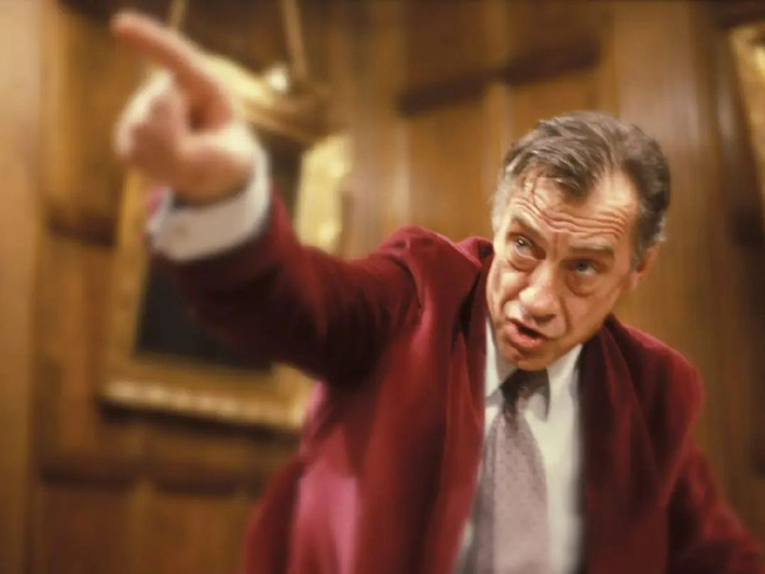 常年亏损却拍了近百部电影,他是好莱坞最大的谜团